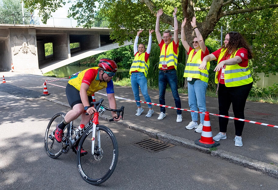 Die Landesspiele der Special Olympics sind bis Samstag zu Gast in Heilbronn und Neckarsulm. Die Radsportler werden von Zuschauern angefeuert. Die Landesspiele der Special Olympics sind bis Samstag zu Gast in Heilbronn und Neckarsulm. Die Radsportler werden von Zuschauern angefeuert.