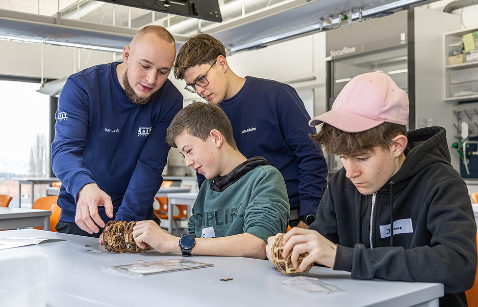 Beim Workshop der Südwestdeutschen Salzwerke AG bauten die Teilnehmer zum Beispiel ein Getriebemodell aus Pappe zusammen. Beim Workshop der Südwestdeutschen Salzwerke AG bauten die Teilnehmer zum Beispiel ein Getriebemodell aus Pappe zusammen.