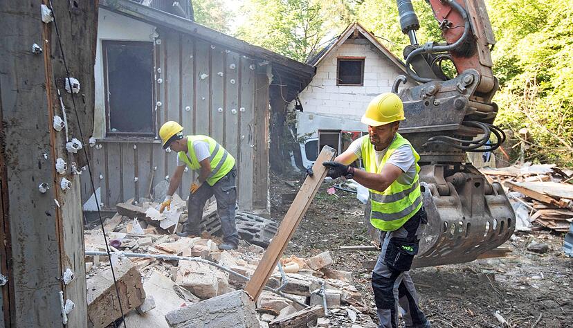 Zwei Bauhelfer der Abbruchfirma SER sortieren die Materialien. Anschließend werden sie getrennt entsorgt. Zwei Bauhelfer der Abbruchfirma SER sortieren die Materialien. Anschließend werden sie getrennt entsorgt.