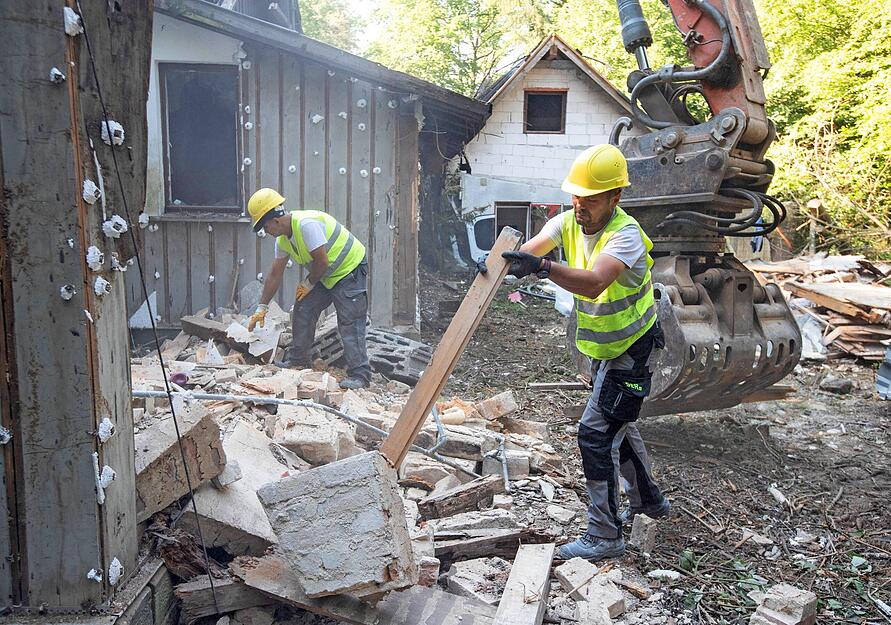 Zwei Bauhelfer der Abbruchfirma SER sortieren die Materialien. Anschließend werden sie getrennt entsorgt. Zwei Bauhelfer der Abbruchfirma SER sortieren die Materialien. Anschließend werden sie getrennt entsorgt.