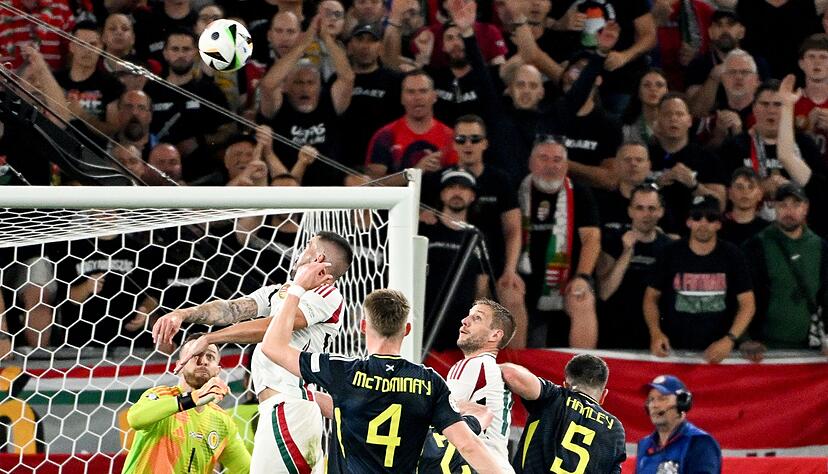 Ungarns Barnabas Varga (2vr) steigt zum Kopfball und stößt danach mit Keeper Angus Gunn (l) zusammen.