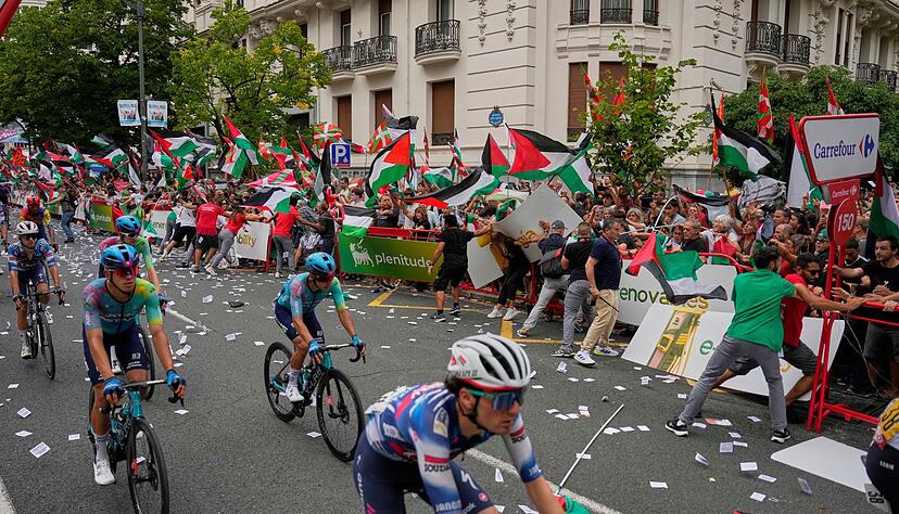 Demonstranten mit palästinensischen Fahnen sorgen bei der Vuelta für chaotische Zustände.