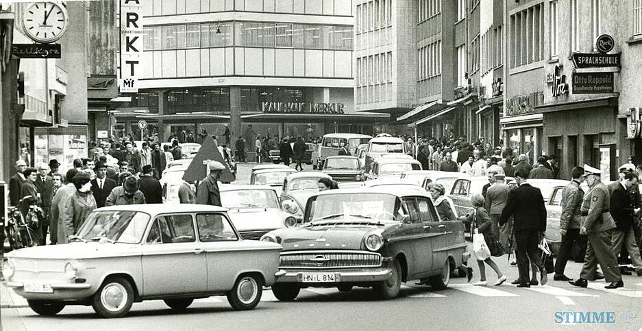 1965: Einkaufslustig bev&ouml;lkern Passanten und Autofahrer am Ostersamstag die Fleiner Stra&szlig;e.