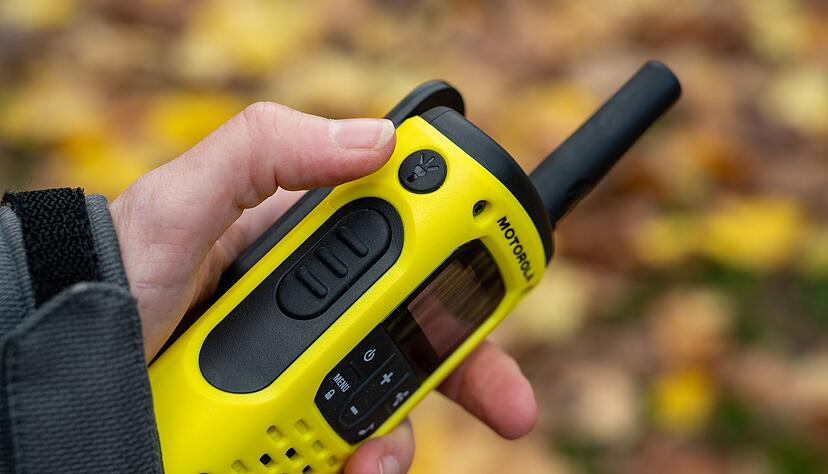 Wegen der recht kurzen Antenne sind in der Stadt und auf freiem Gelände maximal anderthalb Kilometer Reichweite drin, im Wald oft nur wenige hundert Meter. Wegen der recht kurzen Antenne sind in der Stadt und auf freiem Gelände maximal anderthalb Kilometer Reichweite drin, im Wald oft nur wenige hundert Meter.