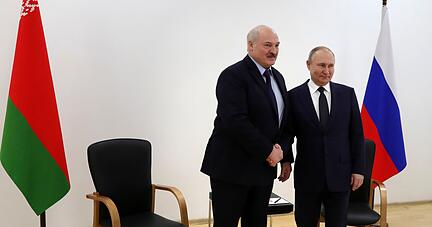 Kremlchef Wladimir Putin (r)trifft Alexander Lukaschenko, Präsident von Belarus.