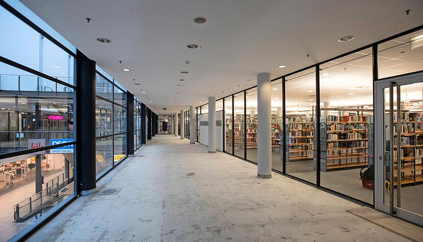 Vorboten der Großbaustelle: Die früher frei zugängliche Empore im ersten Stock des K3 wurde bereits umgebaut. Die Fläche wird künftig der Stadtbibliothek zugeschlagen, ebenso wie das obere Stockwerk eines Lokals im Erdgeschoss.
Fotos: Archiv, Veigel, Mugler Vorboten der Großbaustelle: Die früher frei zugängliche Empore im ersten Stock des K3 wurde bereits umgebaut. Die Fläche wird künftig der Stadtbibliothek zugeschlagen, ebenso wie das obere Stockwerk eines Lokals im Erdgeschoss.
Fotos: Archiv, Veigel, Mugler