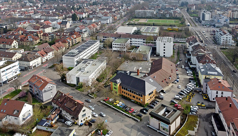Wo k&ouml;nnte eine neue Schulschwimmhalle in Heilbronn entstehen? Am Sportplatz (hinten) oder vorne bei der Alten Kelter?