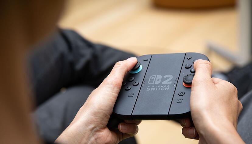Die Joycons werden an der Halterung zu einem klassischen Controller.