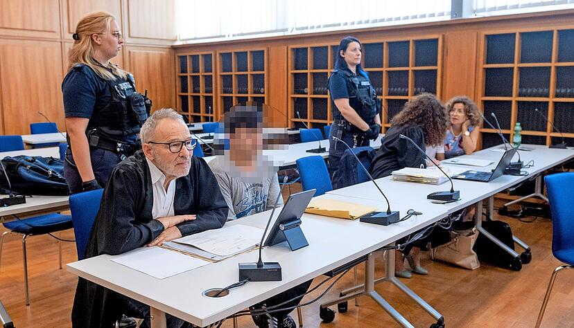 Vor dem Landgericht müssen sich zwei junge Männer verantworten, weil sie unter anderem minderjährige Mädchen sexuelle missbraucht und vergewaltigt haben sollen. Vor dem Landgericht müssen sich zwei junge Männer verantworten, weil sie unter anderem minderjährige Mädchen sexuelle missbraucht und vergewaltigt haben sollen.