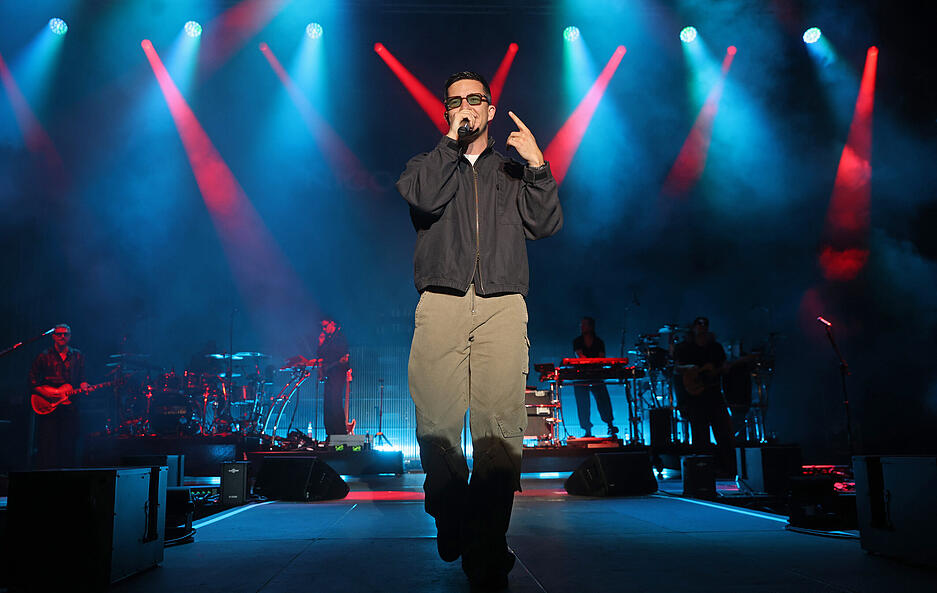 Nico Santos ist bekannt für Hits wie „Rooftop“ oder „Play with Fire“, mit denen er die Charts eroberte. Bei Haigern Live stand er am Samstag als Headliner des Festivals auf der Bühne.