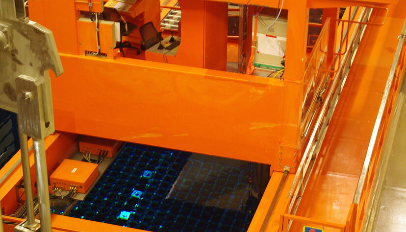 Im Abklingbecken in der Reaktorkuppel ruhen 560 Brennelemente. Im Abklingbecken in der Reaktorkuppel ruhen 560 Brennelemente.