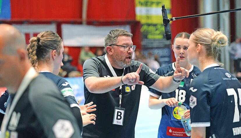 Trainer Thomas Zeitz wird auch in den spielfreien Wochen taktische Anweisungen geben. Urlaub ist für seine Mannschaft nicht vorgesehen.