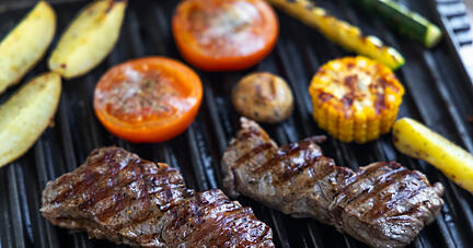 Electric grill with roast beef, spicy potatoes, mushrooms and vegetables, Electric grill with roast beef, spicy potatoes, mushrooms and vegetables, 29.01.2021, Copyright: xphbczx Panthermedia29411459.jpg Electric grill with roast beef, spicy potatoes, mushrooms and vegetables, Electric grill with roast beef, spicy potatoes, mushrooms and vegetables, 29.01.2021, Copyright: xphbczx Panthermedia29411459.jpg