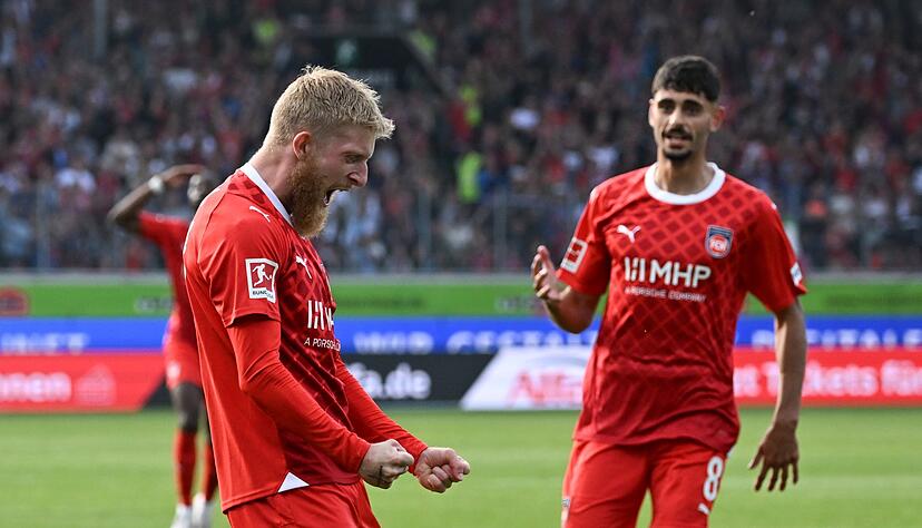 Jan-Niklas Beste (l) trifft mit seinem neuen Club SC Freiburg auf seinen Ex-Verein Heidenheim.