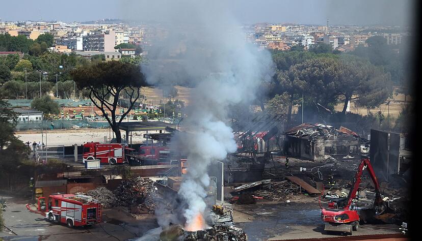 Neben der Tankstelle befindet sich ein Sportzentrum mit einem Tennisplatz, das durch die Explosion schwer besch&auml;digt wurde.