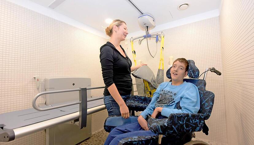 Eine Wickelliege und ein Lifter an der Decke, der gehandicapte Menschen wie Dominik aus dem Rollstuhl hebt: So sieht die neue Toilette aus.Foto: Christiana Kunz