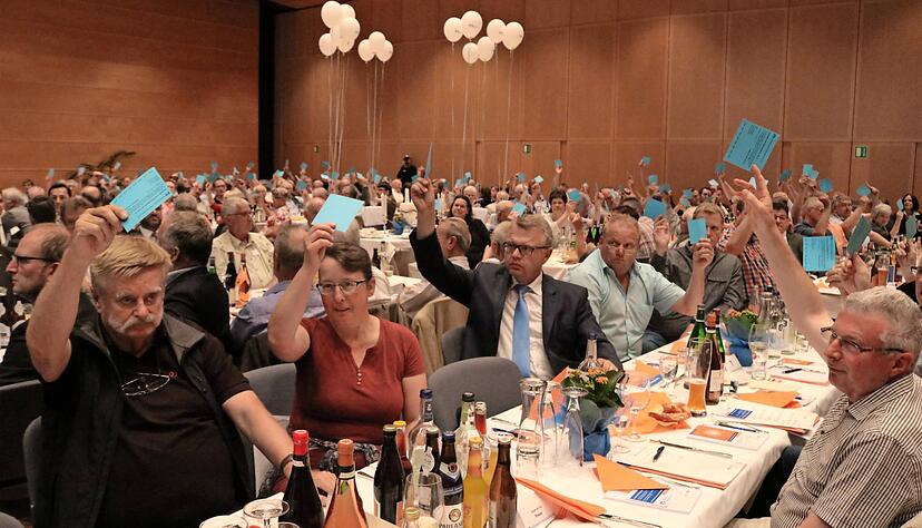 151 Vertreter hatten sich in der &Ouml;hringer Kultura versammelt, um das Gesch&auml;ftsjahr 2017 Revue passieren zu lassen. Alle Beschl&uuml;sse fielen einstimmig. Fotos: Ralf Reichert