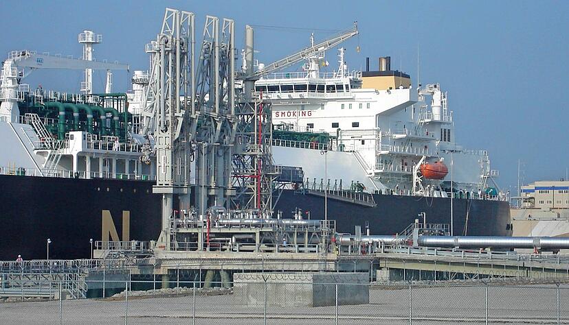 Verladearme für Flüssiggas (LNG) an einem Tankschiff. R. Stahl liefert für sie explosionsgeschützte Steuerungen. Verladearme für Flüssiggas (LNG) an einem Tankschiff. R. Stahl liefert für sie explosionsgeschützte Steuerungen.