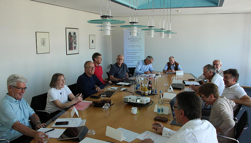 Monatstreffen der Wirtschaftssenioren im Haus des Handwerks in Heilbronn. Gut gelaunt besprechen die ehemaligen F&uuml;hrungskr&auml;fte aktuelle Projekte und anstehende Aufgaben.