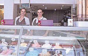 Die Eisbehälter sind gut gefüllt, jetzt können Sommer und Kunden kommen: Beatriz Condiotto (links) und Patricia Macieski in der neu eröffneten Rialto-Eisboutique.
Foto: Stefanie Jani Die Eisbehälter sind gut gefüllt, jetzt können Sommer und Kunden kommen: Beatriz Condiotto (links) und Patricia Macieski in der neu eröffneten Rialto-Eisboutique.
Foto: Stefanie Jani