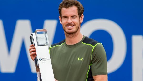 Andy Murray posiert nach seinem Sieg in München in Lederhosen und mit «Riesenhandy»-Pokal. Foto: Marc Müller