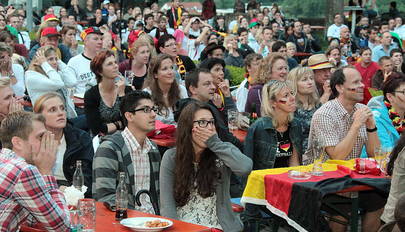Gegen diesjährige Public-Viewing-Events − wie hier zur EM 2012 auf der Burg Stettenfels − formiert sich Widerstand. Faninitiativen fordern, wegen der Menschenrechtslage die WM in Katar zu boykottieren.
Foto: Archiv/Guido Sawatzki Gegen diesjährige Public-Viewing-Events − wie hier zur EM 2012 auf der Burg Stettenfels − formiert sich Widerstand. Faninitiativen fordern, wegen der Menschenrechtslage die WM in Katar zu boykottieren.
Foto: Archiv/Guido Sawatzki