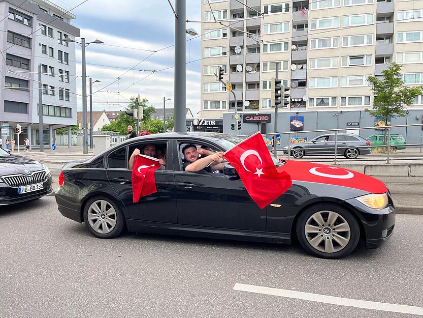 Fahnen hängen aus den Fenstern, die Fans der Türkei strahlen in Heilbronn.