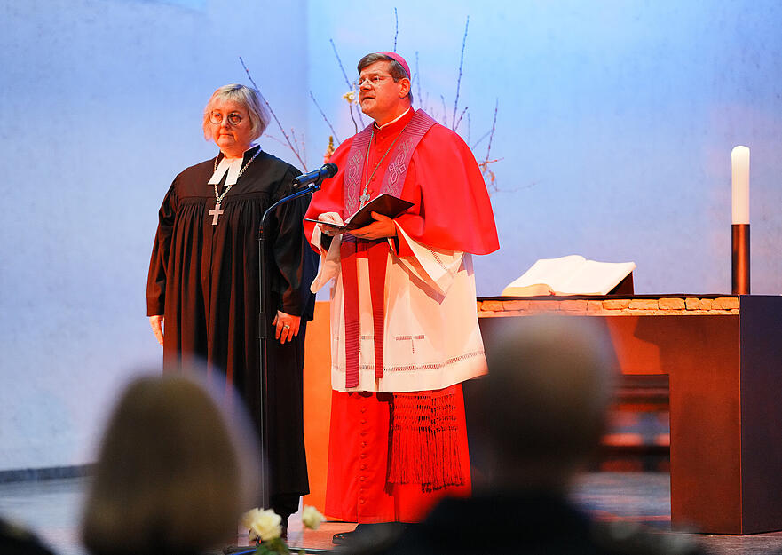 Das von der Evangelischen Kirche Mannheim zur Verfügung gestellte Foto zeigt Heike Springhart (links), evangelische Landesbischöfin, und Stephan Burger, katholischer Erzbischof von Freiburg, bei einem Gedenkgottesdienst in der Konkordienkirche. Das von der Evangelischen Kirche Mannheim zur Verfügung gestellte Foto zeigt Heike Springhart (links), evangelische Landesbischöfin, und Stephan Burger, katholischer Erzbischof von Freiburg, bei einem Gedenkgottesdienst in der Konkordienkirche.