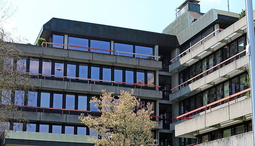 Der Zugang zum Landratsamt wird verstärkt überwacht.
Foto: Archiv/Rößler Der Zugang zum Landratsamt wird verstärkt überwacht.
Foto: Archiv/Rößler