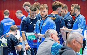 Jonas Heilmann (Mitte) bastelt seit Sommer 2021 als Trainer an einer schlagkräftigen Mannschaft, die sich auf gehobener Verbandsebene etablieren soll.
