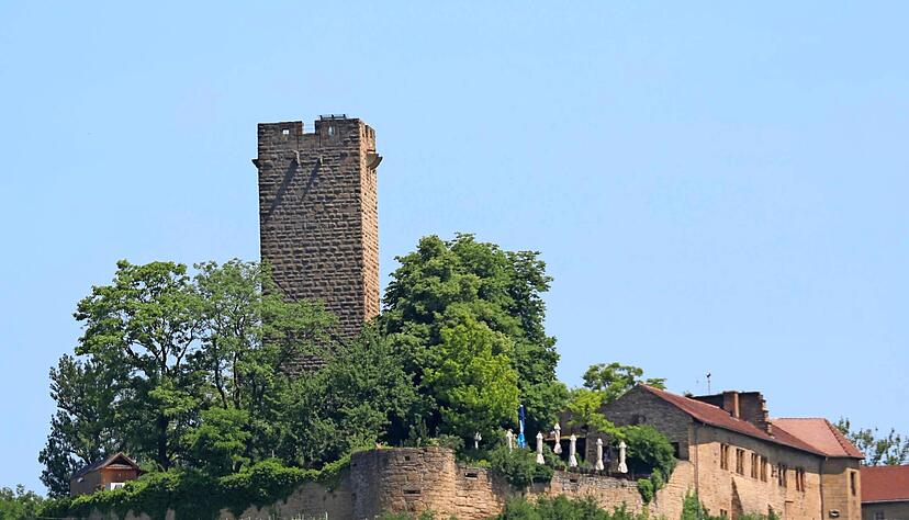 Die Ravensburg in Sulzfeld feiert im Juli ihren 800. Geburtstag und wird heute touristisch genutzt.
Foto: Archiv/Theuer Die Ravensburg in Sulzfeld feiert im Juli ihren 800. Geburtstag und wird heute touristisch genutzt.
Foto: Archiv/Theuer