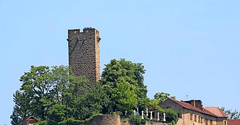 Die Ravensburg in Sulzfeld feiert im Juli ihren 800. Geburtstag und wird heute touristisch genutzt.
Foto: Archiv/Theuer