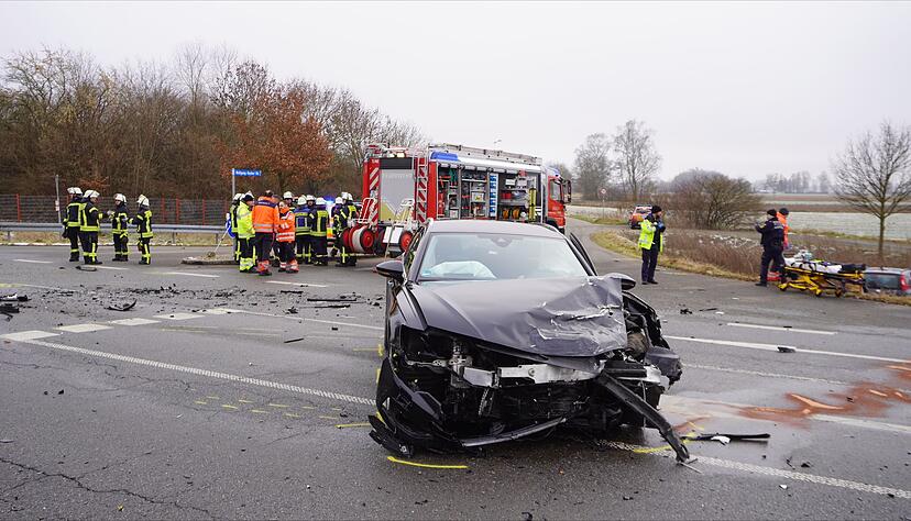 Bei einem Verkehrsunfall bei Laupheim sind zwei Menschen gestorben.