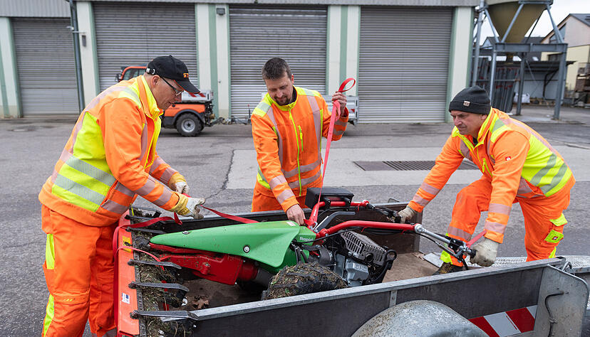 Gideon Wurster, Markus Hohl und Thomas Acker (von links) vom Ellhofener Bauhof bei der Arbeit. Voraussichtlich ab 1. Januar 2027 sind sie ein Team mit den Kollegen aus der Nachbargemeinde Lehrensteinsfeld.