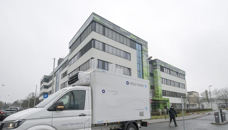 Ein Kühltransporter fährt vom Biontech-Gelände in Mainz. 1,3 Millionen Impf-Dosen will das Unternehmen noch in diesem Jahr liefern. Ein Kühltransporter fährt vom Biontech-Gelände in Mainz. 1,3 Millionen Impf-Dosen will das Unternehmen noch in diesem Jahr liefern.