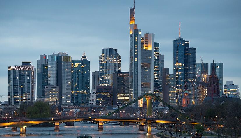 Banken und Sparkassen in Deutschland drehen weiter an der Gebührenschraube. Banken und Sparkassen in Deutschland drehen weiter an der Gebührenschraube.