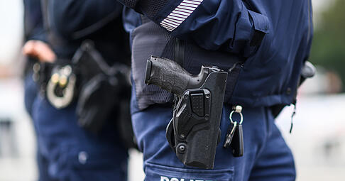 Bei der Suche nach einem vermissten Kind griffen Polizisten in Bochum zur Waffe, eine Zwölfjährige wurde lebensgefährlich verletzt. (Symbolbild) Bei der Suche nach einem vermissten Kind griffen Polizisten in Bochum zur Waffe, eine Zwölfjährige wurde lebensgefährlich verletzt. (Symbolbild)