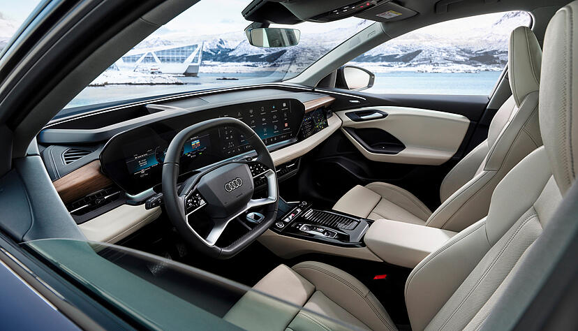 Innen setzt Audi auf ein vollständig digitales Cockpit (11,9 Zoll), das fließend in ein 14,5 Zoll großes, gewölbtes Display übergeht und stark dem Fahrer zugeneigt ist. Optional gibt es für den Beifahrer einen eigenen Bildschirm.