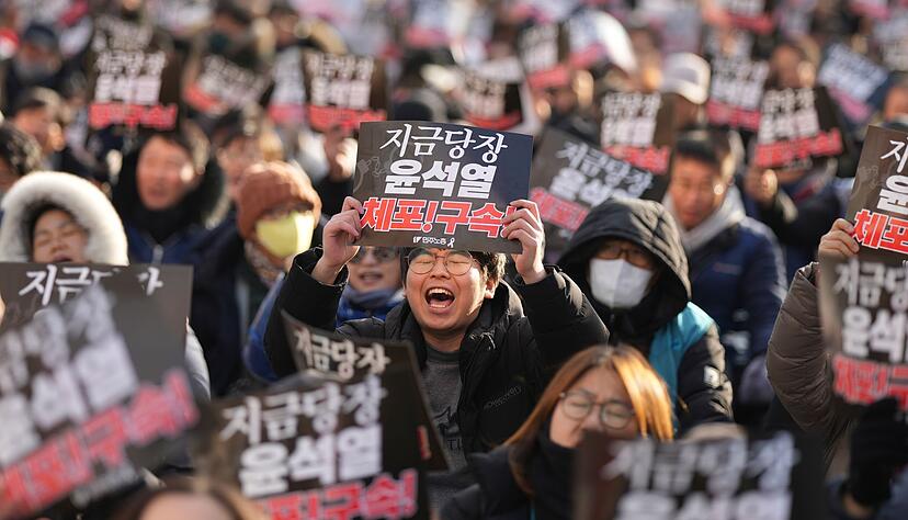 Gegner und Anhänger Yoons demonstrieren seit Tagen auf den Straßen. Gegner und Anhänger Yoons demonstrieren seit Tagen auf den Straßen.