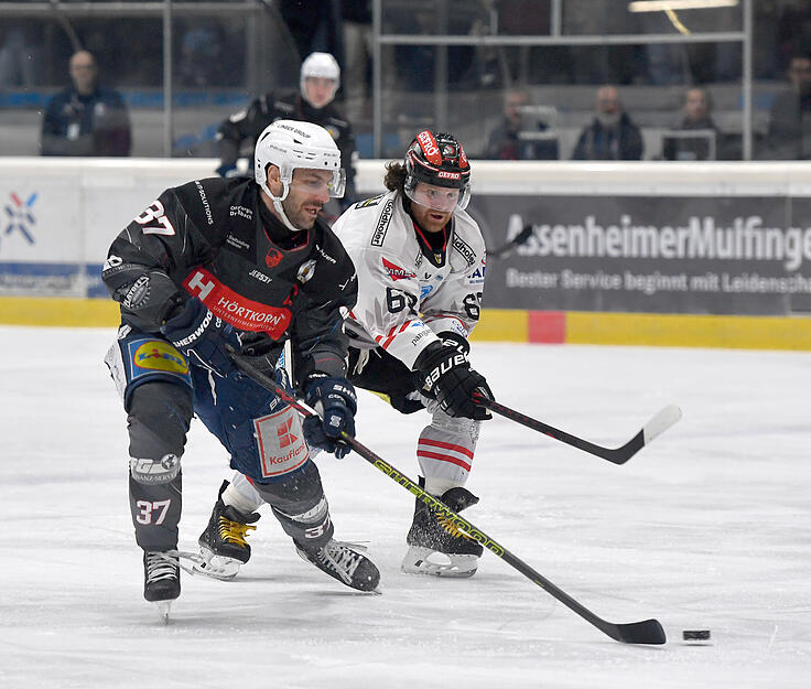 Auf dem Eis lief es zunächst nicht ganz rund. Die Gäste gingen gegen die Heilbronner Falken in Führung. Auf dem Eis lief es zunächst nicht ganz rund. Die Gäste gingen gegen die Heilbronner Falken in Führung.