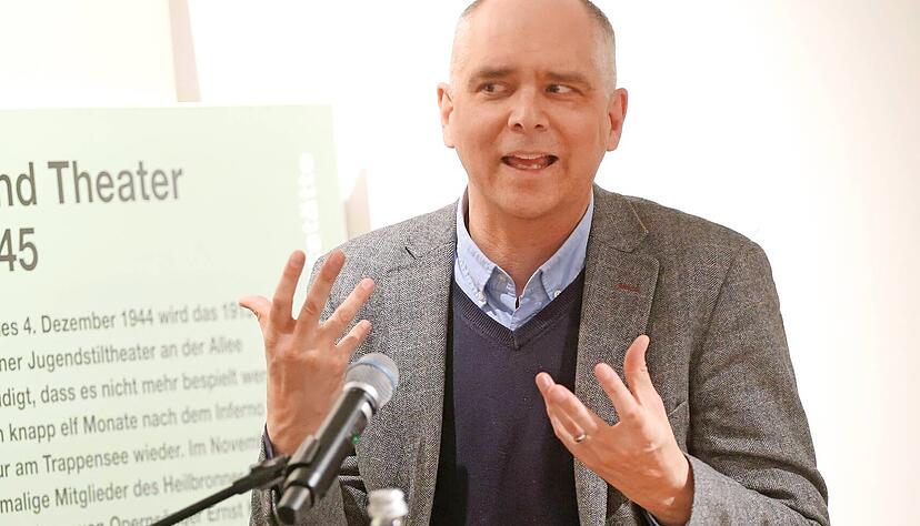 Fühlt sich im Trappenseeschlösschen wie in einer "Filmkulisse": Felix Heidenreich liest aus und erzählt über seinen Roman "Der Diener des Philosophen" und macht Kant und die Aufklärung auch zu einem Thema unserer Zeit. Fühlt sich im Trappenseeschlösschen wie in einer "Filmkulisse": Felix Heidenreich liest aus und erzählt über seinen Roman "Der Diener des Philosophen" und macht Kant und die Aufklärung auch zu einem Thema unserer Zeit.