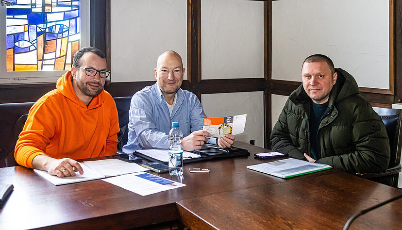 Jobs per Speed-Dating im Rathaus der Stadt Lauffen: Daniel und Michael Härle (von links) von der Lauffener Firma MH Abbruch suchen einen Mitarbeiter, der Ukrainer Dmytro Haievyi einen Job. Gemeinsam mit dem Jobcenter hat die Stadt Lauffen am Montag einen Bewerbertag in mehreren Räumen im Rathaus initiiert. Foto: Lina Bihr Jobs per Speed-Dating im Rathaus der Stadt Lauffen: Daniel und Michael Härle (von links) von der Lauffener Firma MH Abbruch suchen einen Mitarbeiter, der Ukrainer Dmytro Haievyi einen Job. Gemeinsam mit dem Jobcenter hat die Stadt Lauffen am Montag einen Bewerbertag in mehreren Räumen im Rathaus initiiert. Foto: Lina Bihr