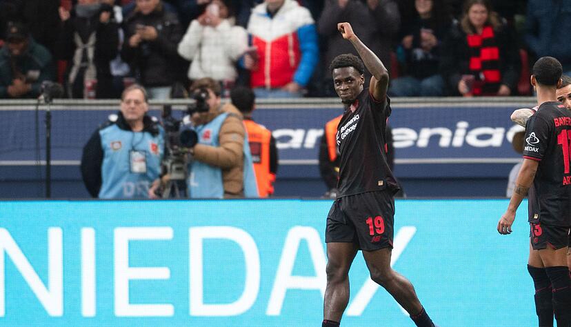 Leverkusens Ernest Poku jubelt über seinen Treffer zum 1:0. Leverkusens Ernest Poku jubelt über seinen Treffer zum 1:0.