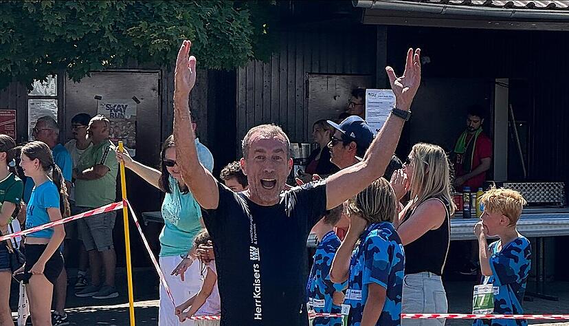 Lauftrainer Johannes Kaisers beim Zieleinlauf nach dem S'Kay Run in Erlenbach.