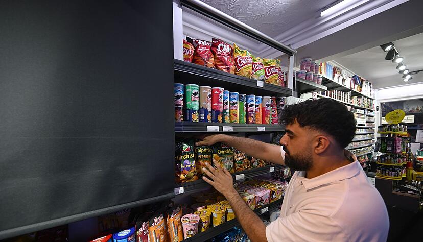 Kioskbetreiber m&uuml;ssen die Knabbersachen deshalb abdecken, da nach 20.00 Uhr nur noch ein bestimmtes Sortiment angeboten werden darf.