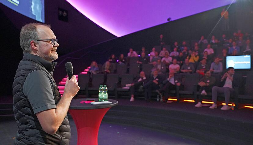Campus-Founders-Geschäftsführer Oliver Hanisch bei der Abschlussveranstaltung des AI-Founders-Programms im Science-Dome der Experimenta. Campus-Founders-Geschäftsführer Oliver Hanisch bei der Abschlussveranstaltung des AI-Founders-Programms im Science-Dome der Experimenta.