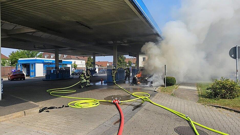 An der Aral-Tankstelle in Neckarsulm hat sich durch den Brand viel Rauch gebildet.