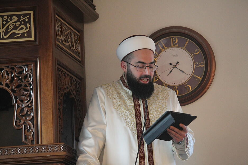 Auf der Minbar &ndash; der Kanzel in der Moschee &ndash; predigte der Imam.