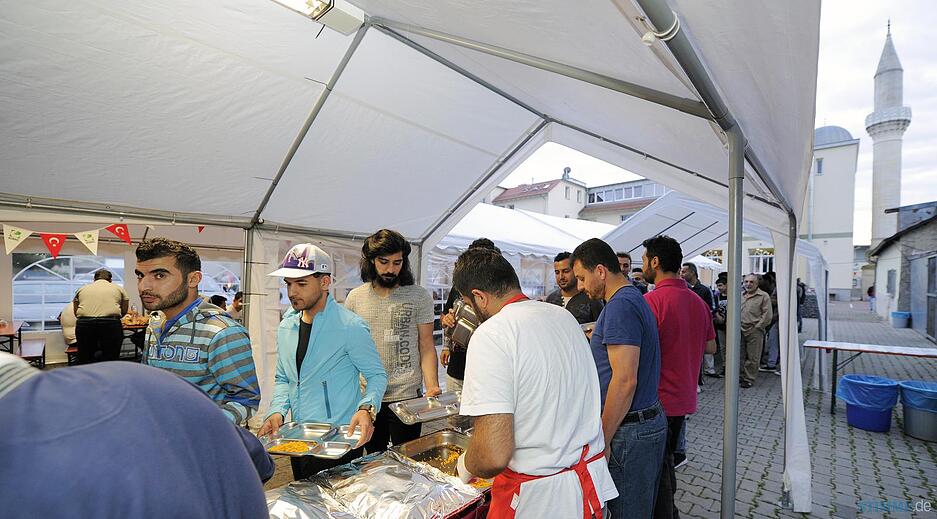 Fastenbrechen in Fatih-Moschee Heilbronn Fastenbrechen in Fatih-Moschee Heilbronn