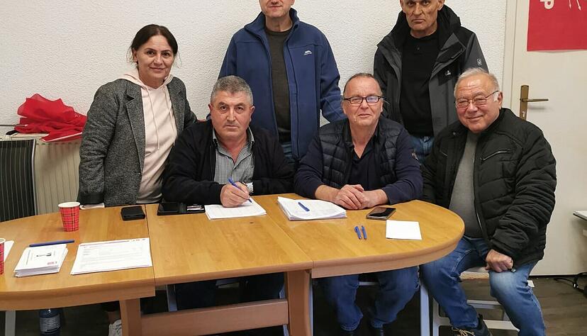 CHP-Wahlhelfer Ayfer Gül, Celil Gül, Tuncay Altun (3. von links) , Ali Külüslü, Ali Balsoy und Ismail Akyamaç am Sonntag in Weinsberg.